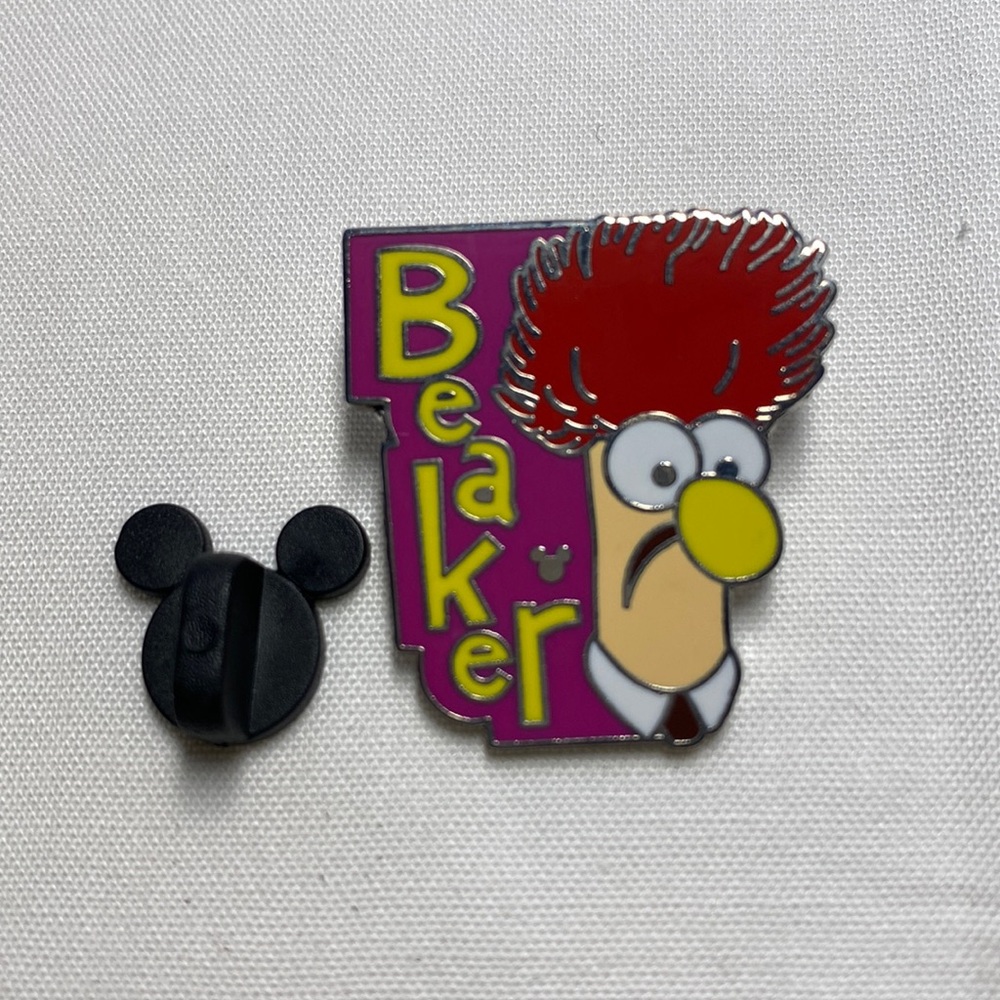 Disney pin Beaker